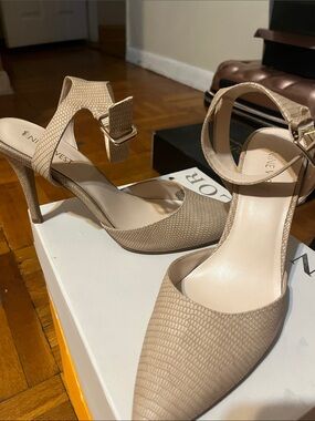 Like New Nine West Nude Textured Pointed-Toe Ankle-Strap Heels